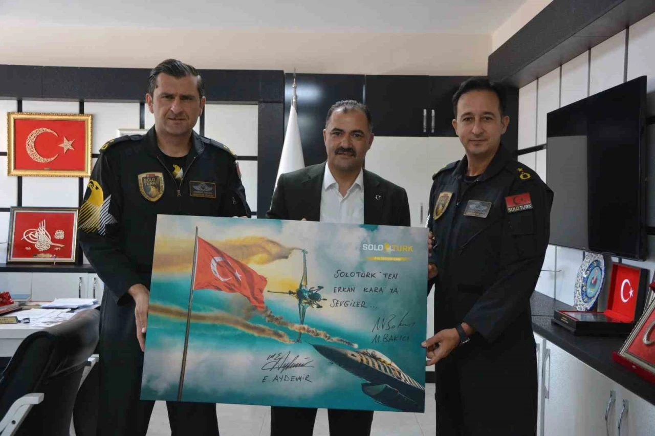 SOLOTÜRK uçuş ekibinden Demirci Belediyesine ziyaret
