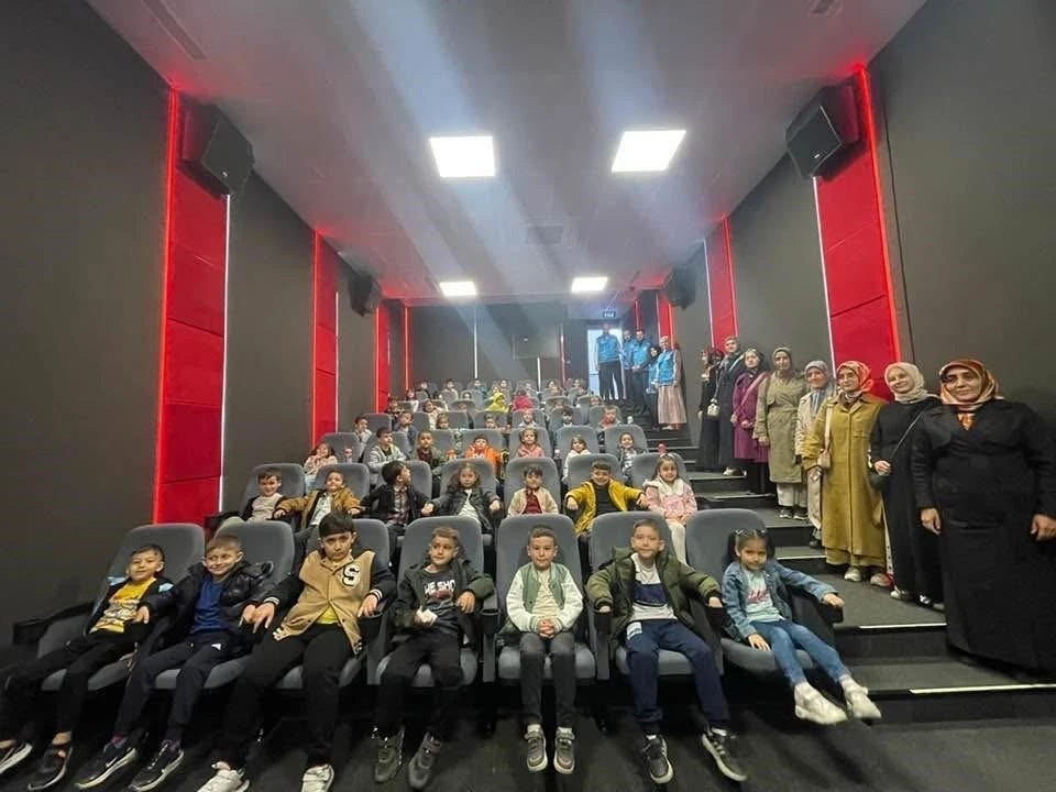 Soma’da Kur’an kursu öğrencilerine sinema etkinliği
