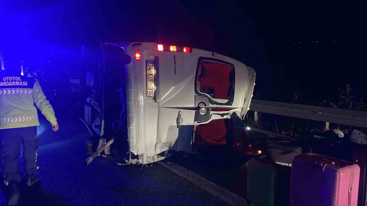 Soma’da servis minibüsü devrildi: 1 ölü, 13 yaralı
