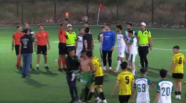 Son saniyede atılan gol sayılmayınca saha karıştı
