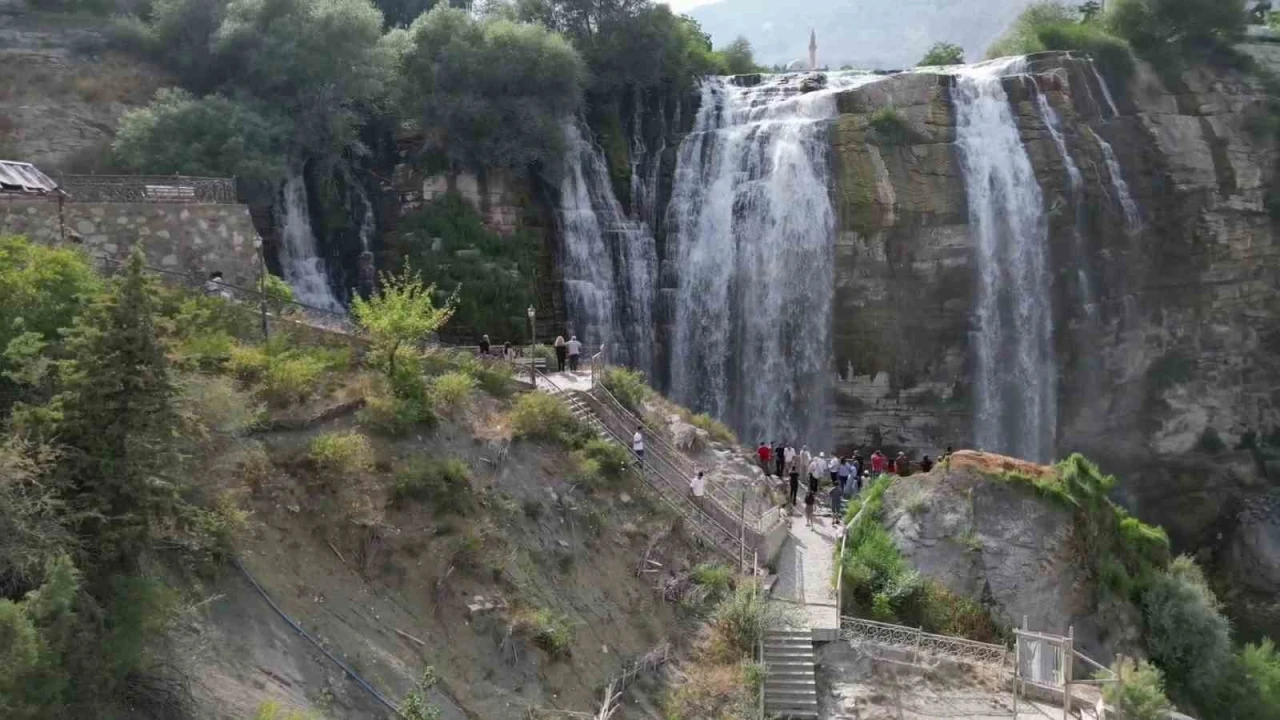 Sonbaharda Tortum Şelalesi’nde ziyaretçi yoğunluğu
