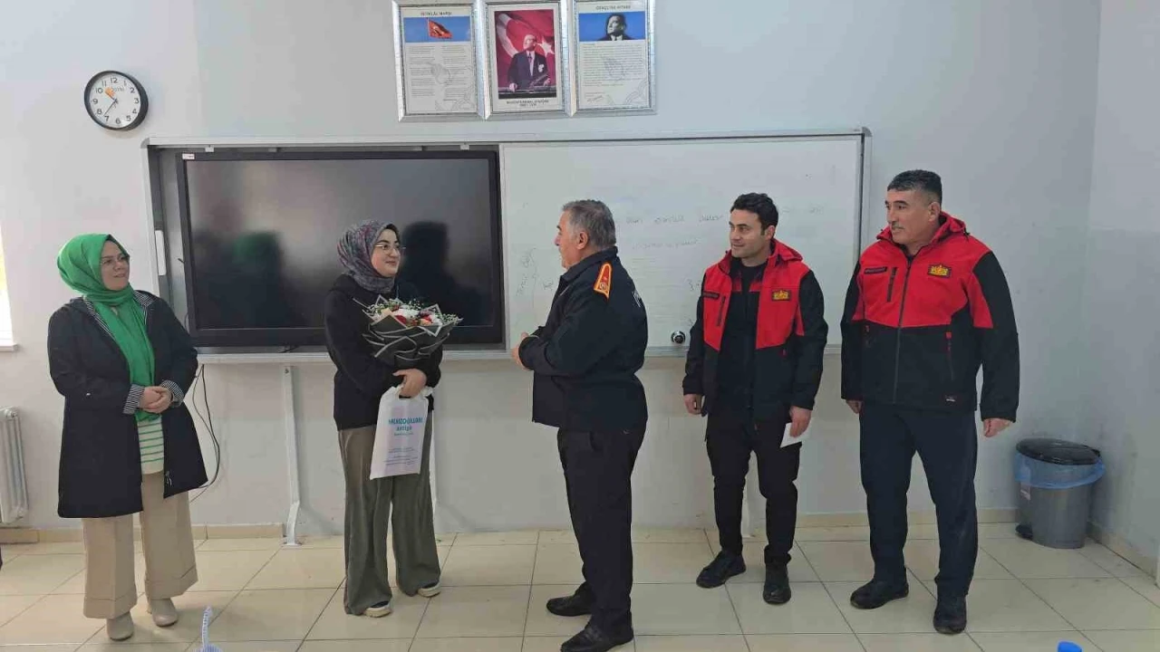 Sorgun Belediyesi İtfaiyesi, kendilerine mektup yazan Belinay&rsquo;a okulunda s&uuml;rpriz yaptı
