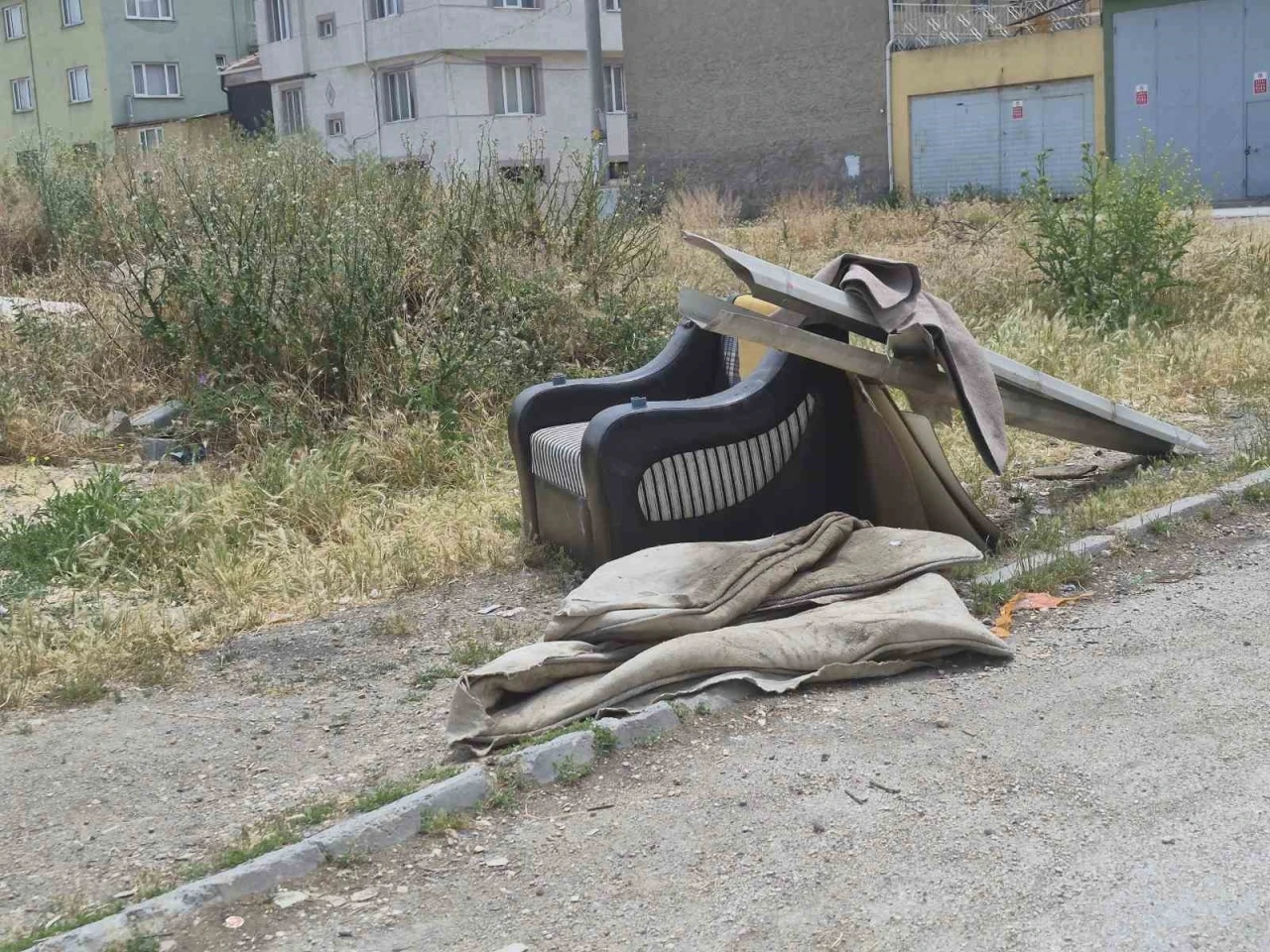 Sorumsuzca &ccedil;evreye atılan eski ev eşyaları g&ouml;r&uuml;nt&uuml; kirliliğine yol a&ccedil;ıyor

