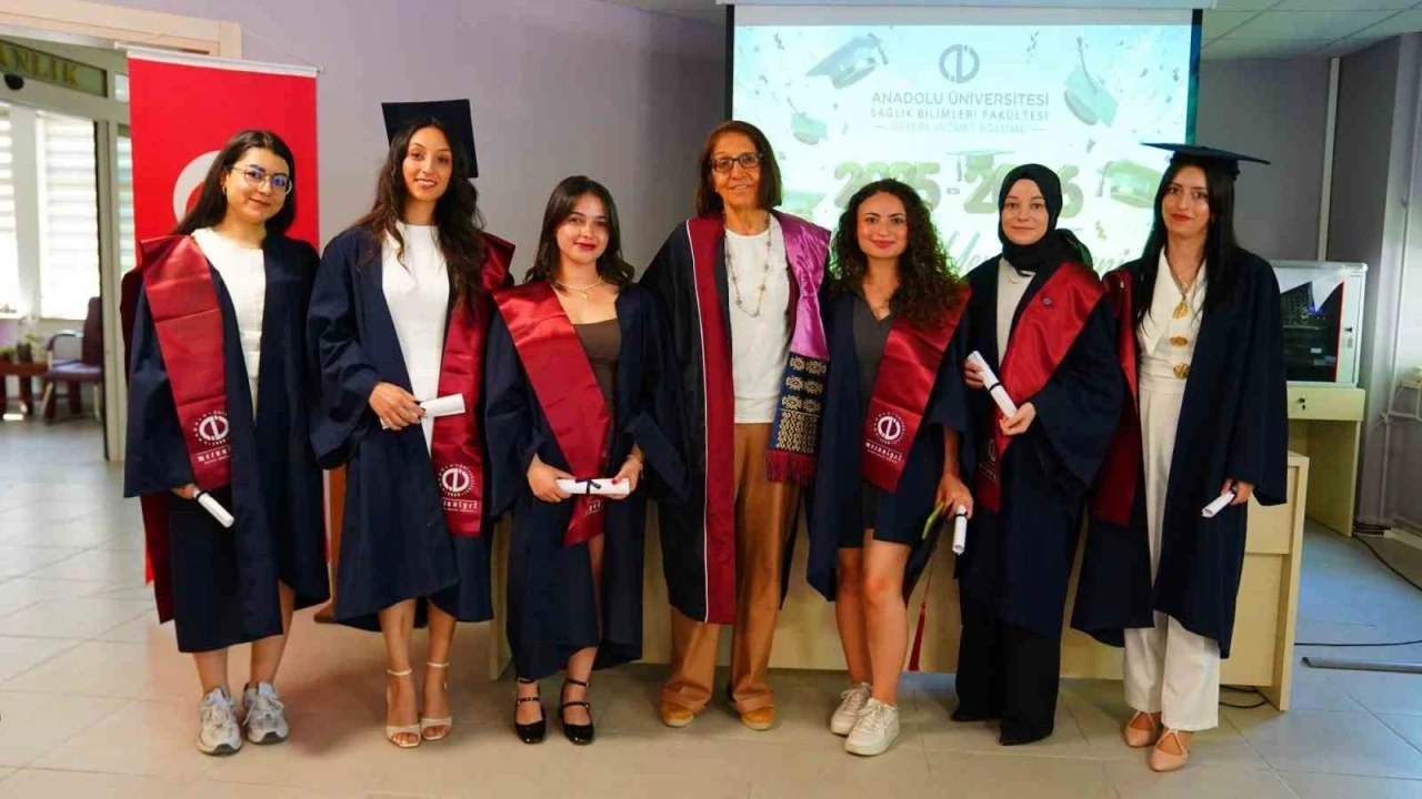 Sosyal Hizmet B&ouml;l&uuml;m&uuml; &ouml;ğrencileri mesleki yeminlerini ederek mezun oldu
