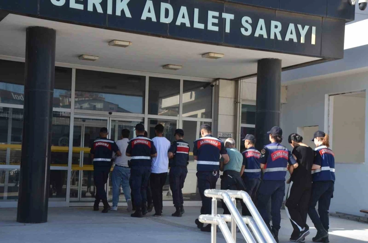 Sosyal medya dolandırıcılığına jandarma operasyonu: 4 g&ouml;zaltı
