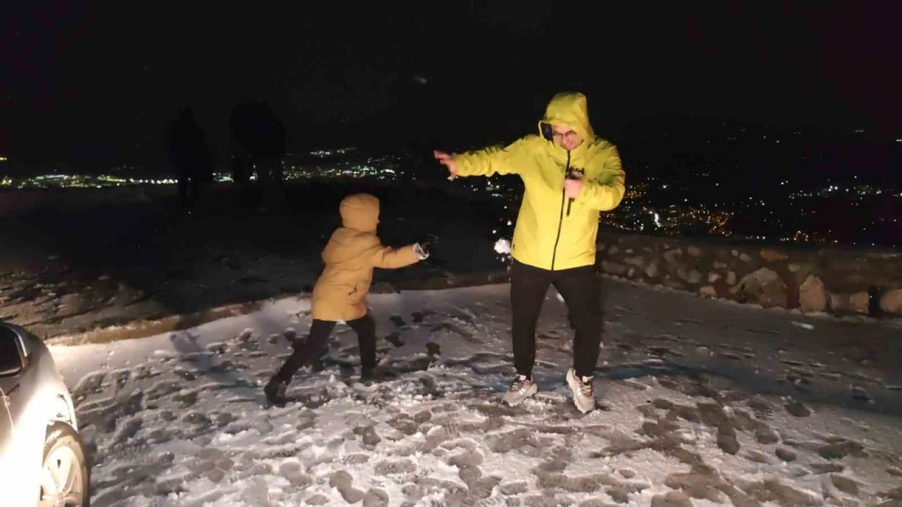 Spil Dağı Milli Parkı&rsquo;na mevsimin ilk karı yağdı
