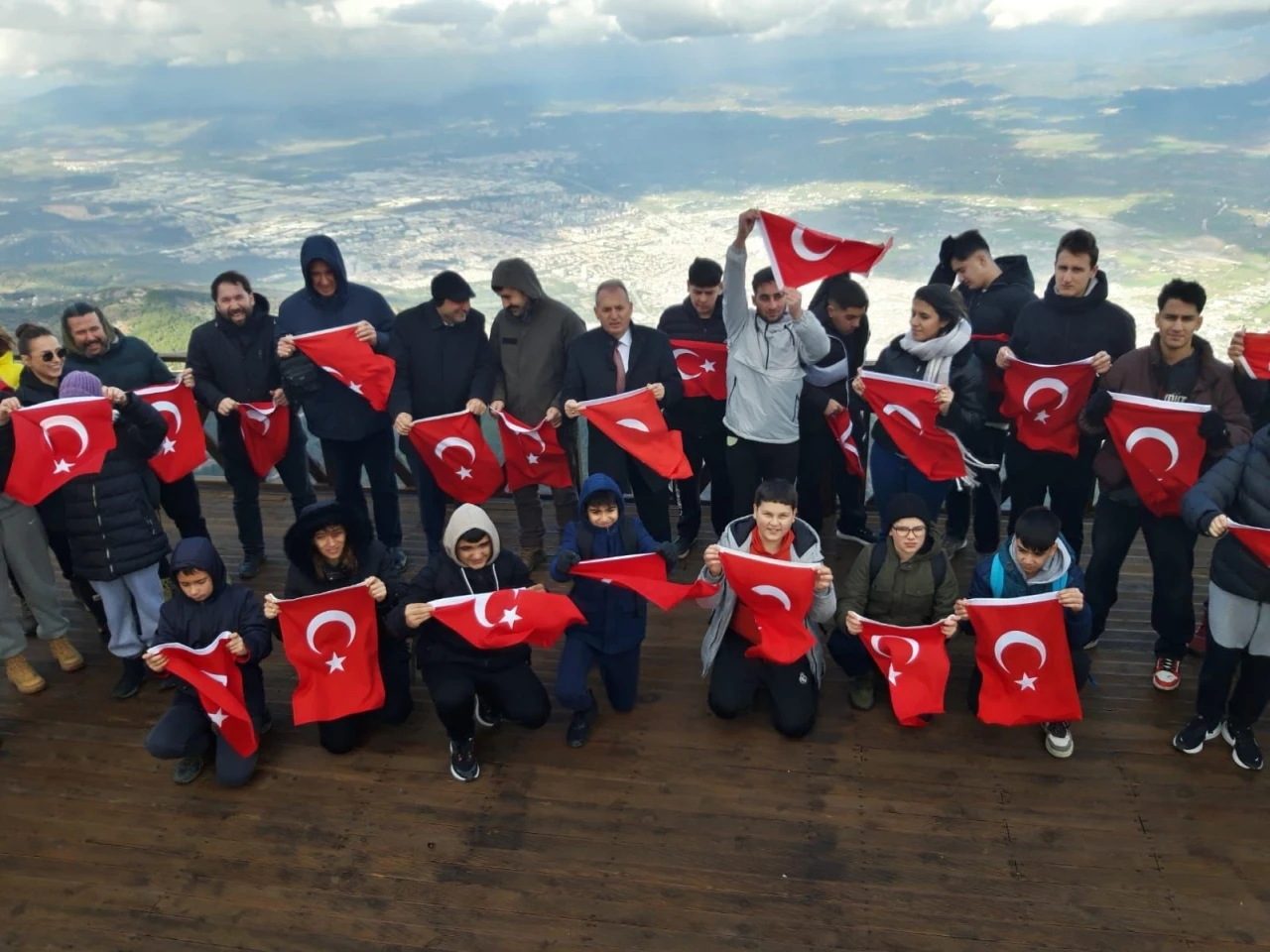 Spil&rsquo;in zirvesinde T&uuml;rk Bayrağı a&ccedil;tılar
