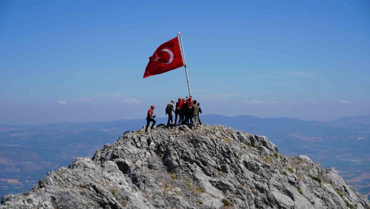 Spil&rsquo;in zirvesindeki 15 Temmuz t&ouml;reninde gaziler T&uuml;rk bayrağını g&ouml;ndere &ccedil;ekti
