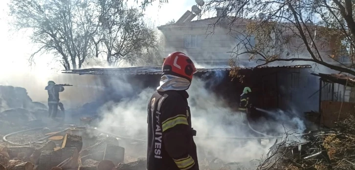 Spiral kesme makinesinden &ccedil;ıkan kıvılcım samanlığı k&uuml;le &ccedil;evirdi
