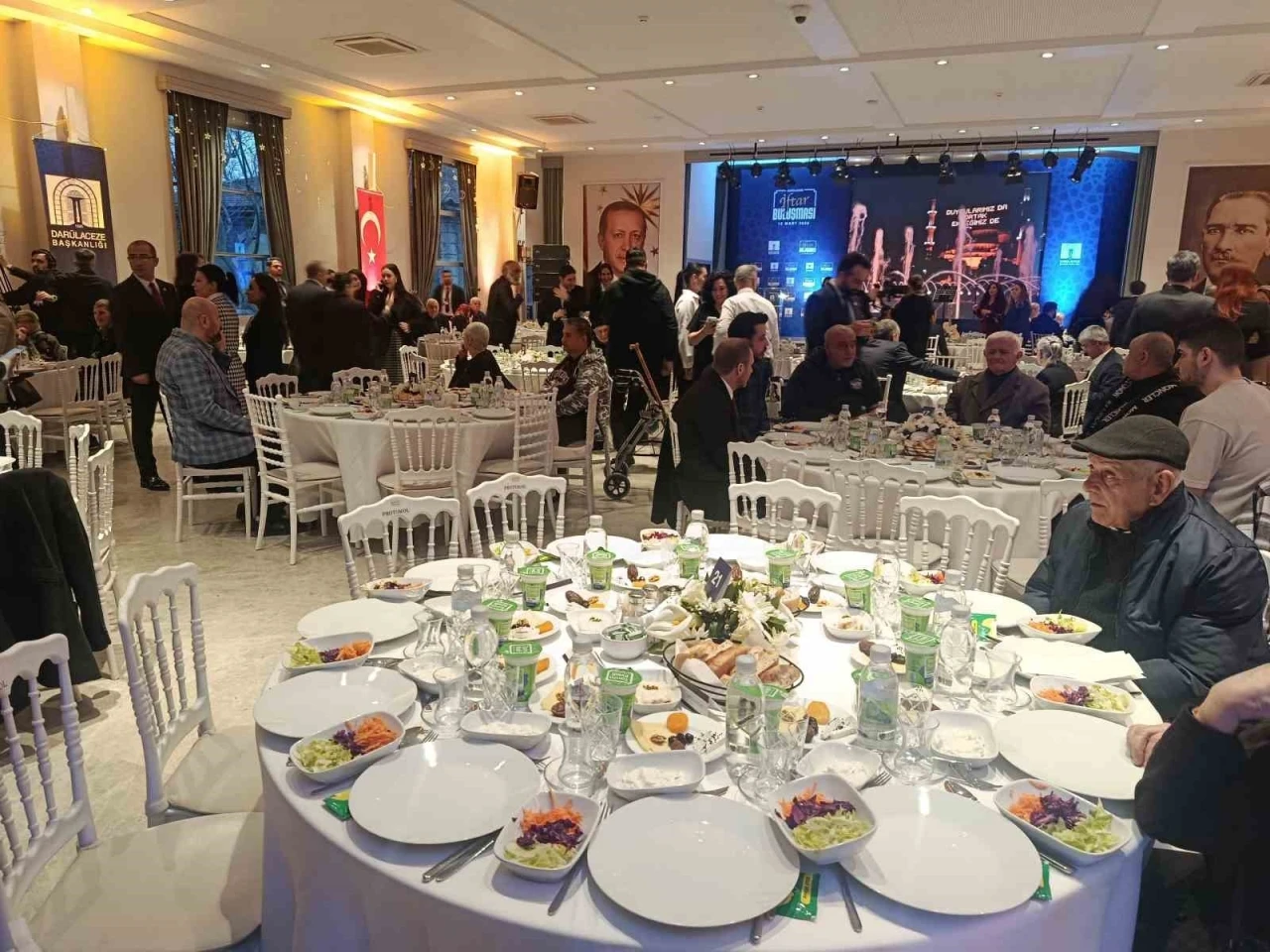 Spor camiası ve &uuml;nl&uuml; isimler Dar&uuml;laceze sakinleriyle iftarda buluştu
