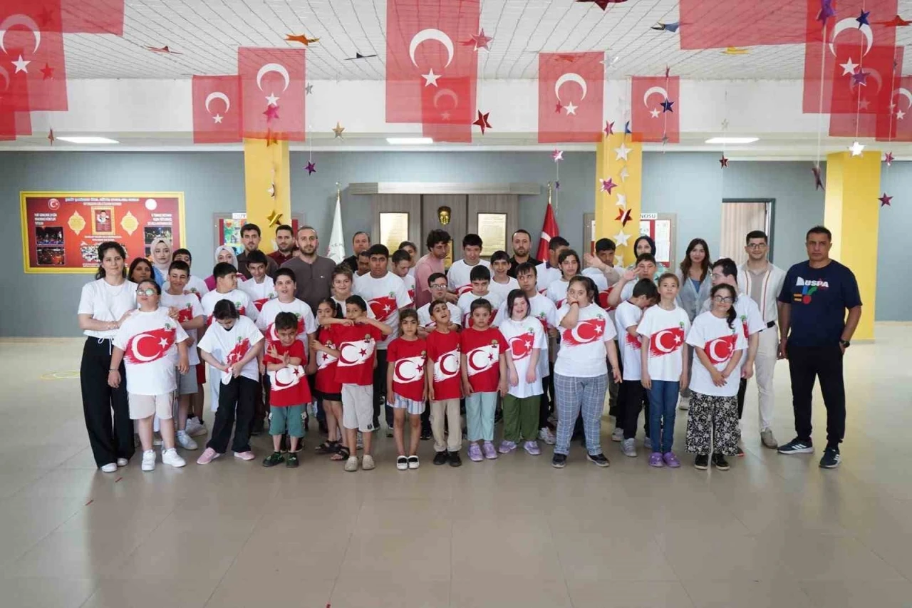 Spor festivali, &ouml;zel ihtiya&ccedil;lı &ouml;ğrencilerin y&uuml;z&uuml;n&uuml; g&uuml;ld&uuml;rd&uuml;
