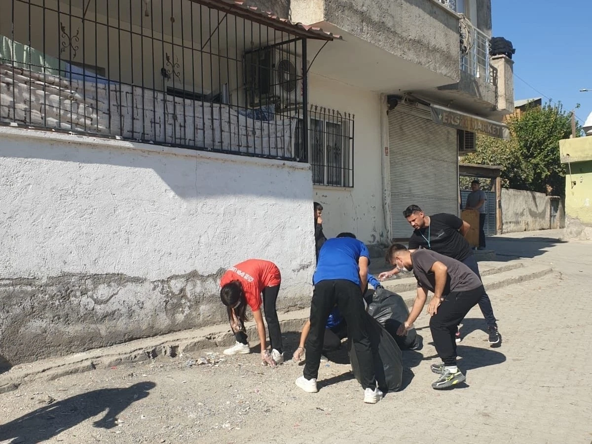 Spor Lisesi öğrencileri çevreye el attı, mahalleyi temizledi