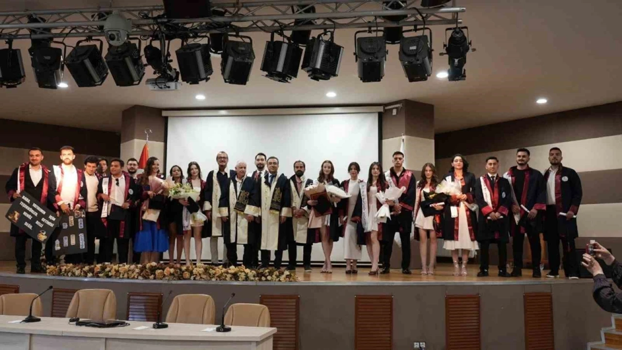 Sporun geleceğine y&ouml;n verecek gen&ccedil;ler diplomalarını aldı
