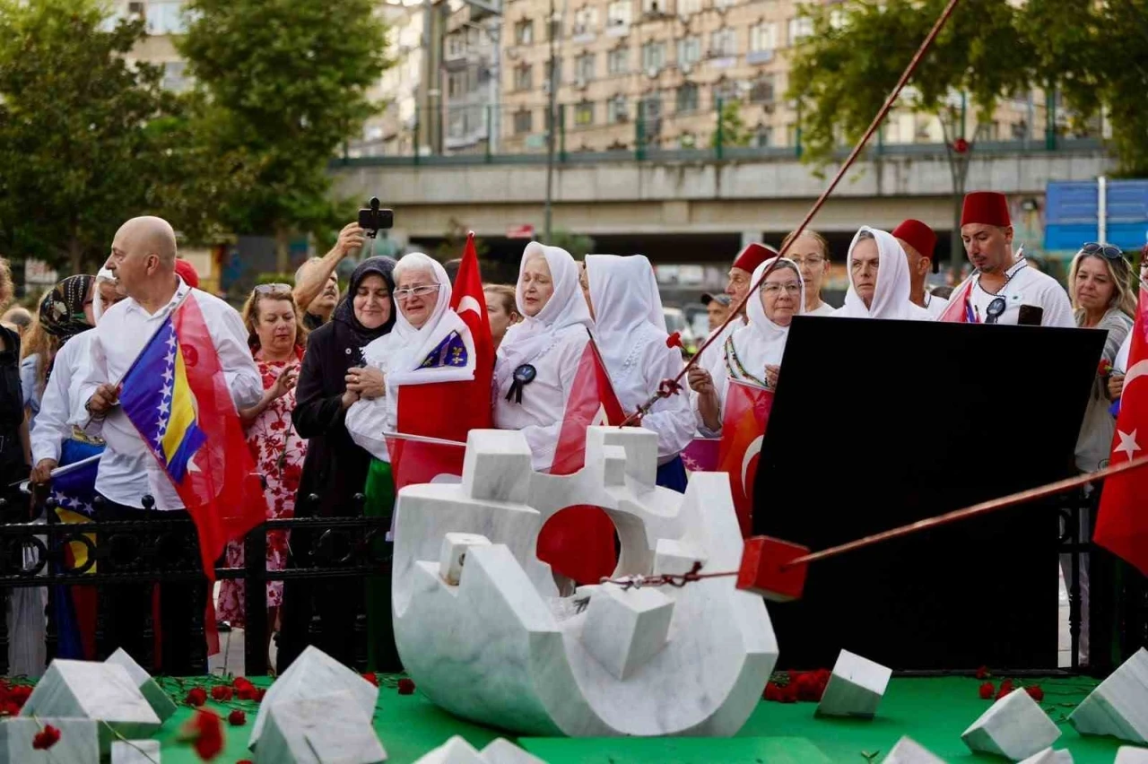 Srebrenitsa Soykırımı şehitleri Kartal&rsquo;da karanfillerle anıldı
