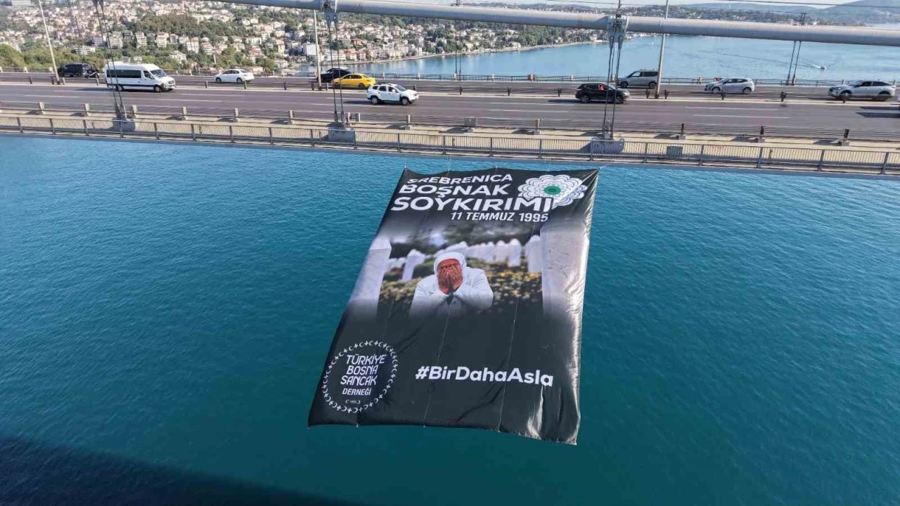 Srebrenitsa soykırımının 31. yıl d&ouml;n&uuml;m&uuml;nde İstanbul Boğaz k&ouml;pr&uuml;lerine pankartlar asıldı
