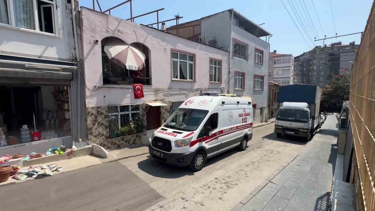 Stajyer öğrenci çatıyı onarırken 3 metre yükseklikten düştü
