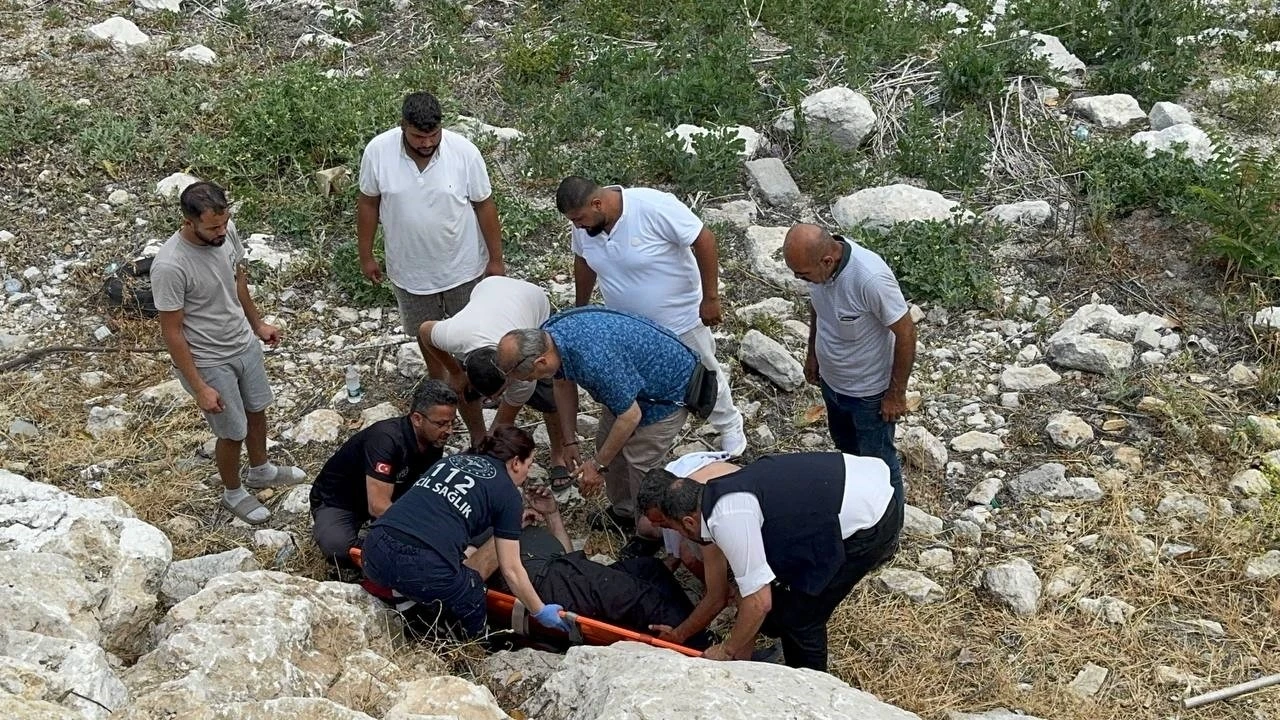 Stant kurmak isterken kayalıklara düşen yaşlı adam yaralandı
