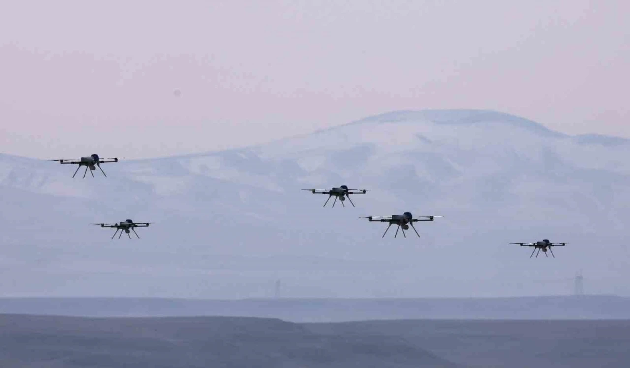 STM&rsquo;nin s&uuml;r&uuml; İHA&rsquo;ları, ger&ccedil;ek m&uuml;himmatla hedefi vurdu
