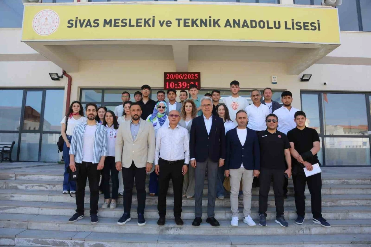STSO Başkanı Özdemir, öğrencilerin karne heyecanına ortak oldu
