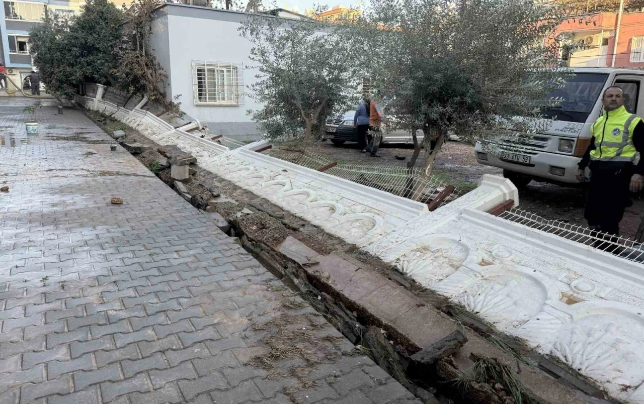 Su basan sitenin istinat duvarı yıkıldı
