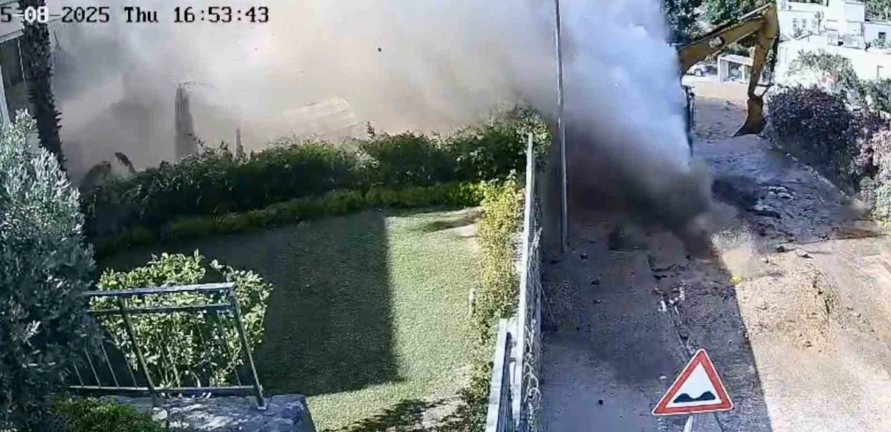Su borusu bomba gibi patladı, site savaş alanına döndü
