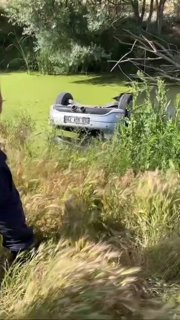 Su dolu drenaj kuyusuna g&ouml;m&uuml;l&uuml; otomobilden 2 ceset &ccedil;ıktı
