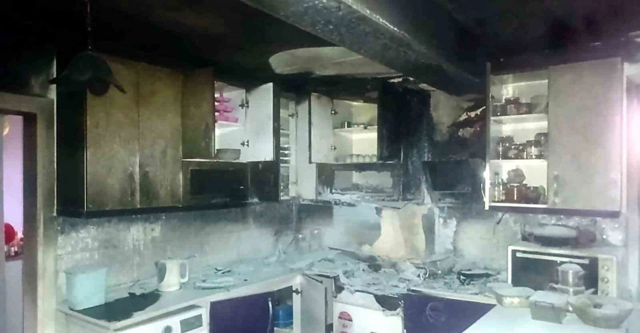 Su i&ccedil;meye kalktı, alevlerle burun buruna geldi
