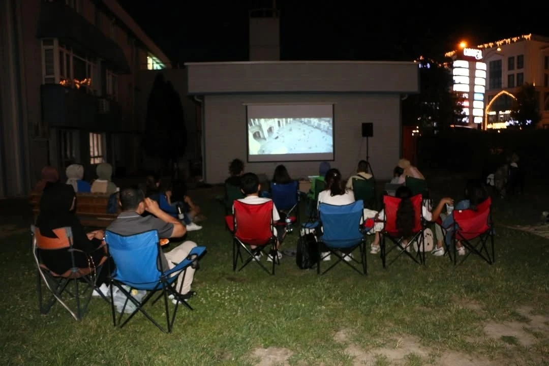 SUBÜ’de final sınavları sonrası açık havada sinema keyfi
