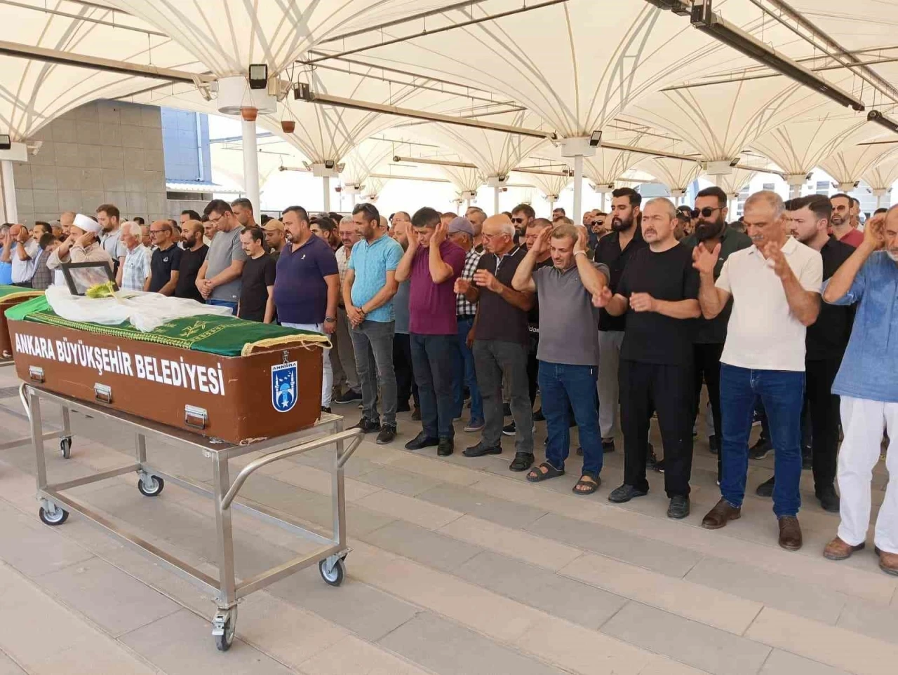 Suça sürüklenen çocuk tarafından boğularak öldürüldüğü iddia edilen kadın son yolculuğuna uğurlandı
