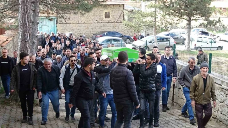 Suda cesedi bulunan &ccedil;ocuk dualarla son yolculuğuna uğurlandı
