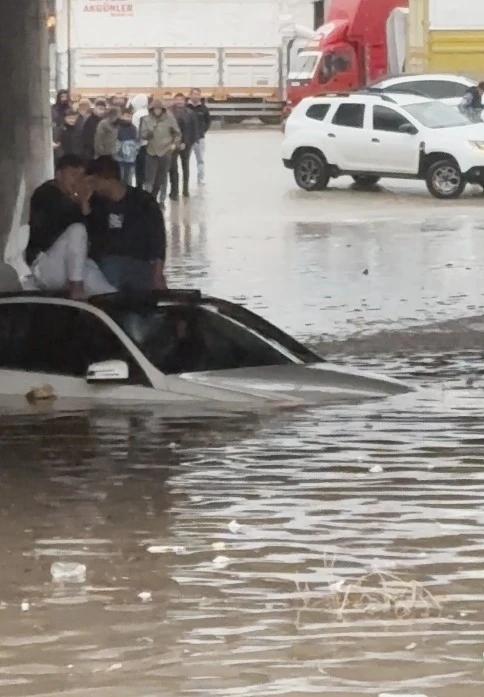 Suda mahsur kalan araçtaki 2 kişiyi itfaiye ekipleri kurtardı
