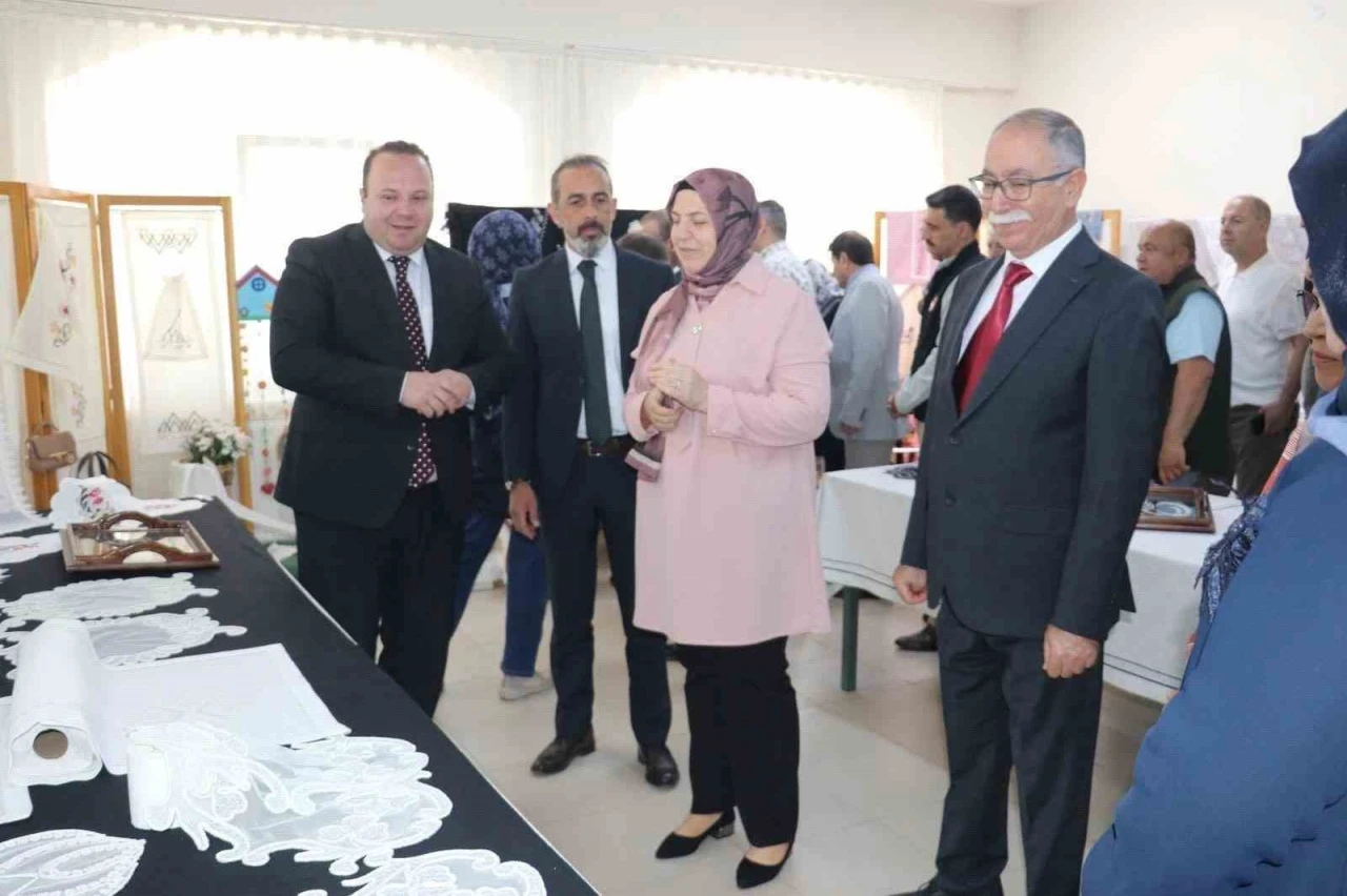 Şuhut Halk Eğitim Merkezinin yıl sonu sergisi b&uuml;y&uuml;k ilgi g&ouml;rd&uuml;
