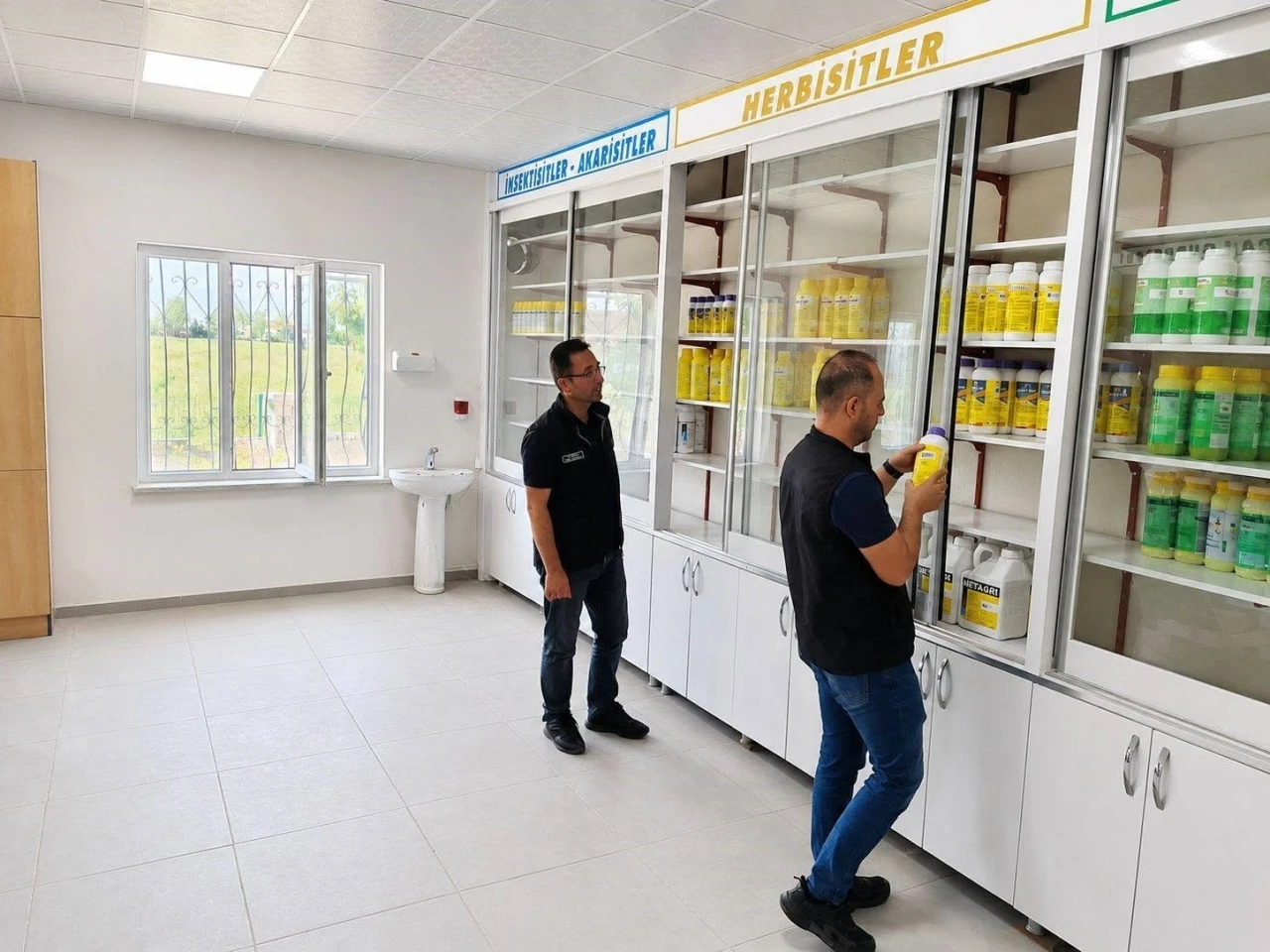 Şuhut&rsquo;ta ila&ccedil; ve g&uuml;bre bayilerine y&ouml;nelik denetim
