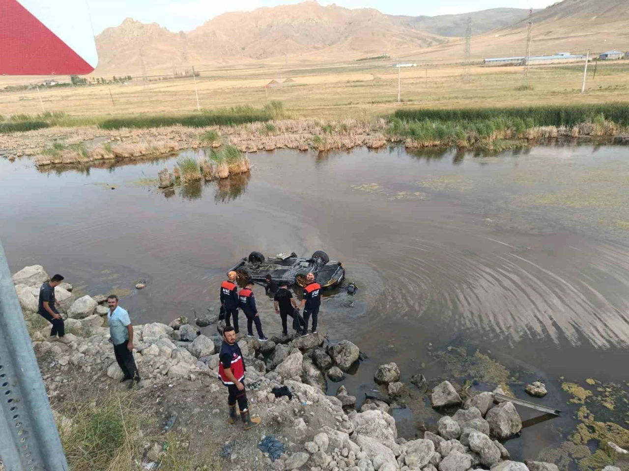 Sulak alana uçan otomobilden çıkarılan 3 kişi hastaneye kaldırıldı
