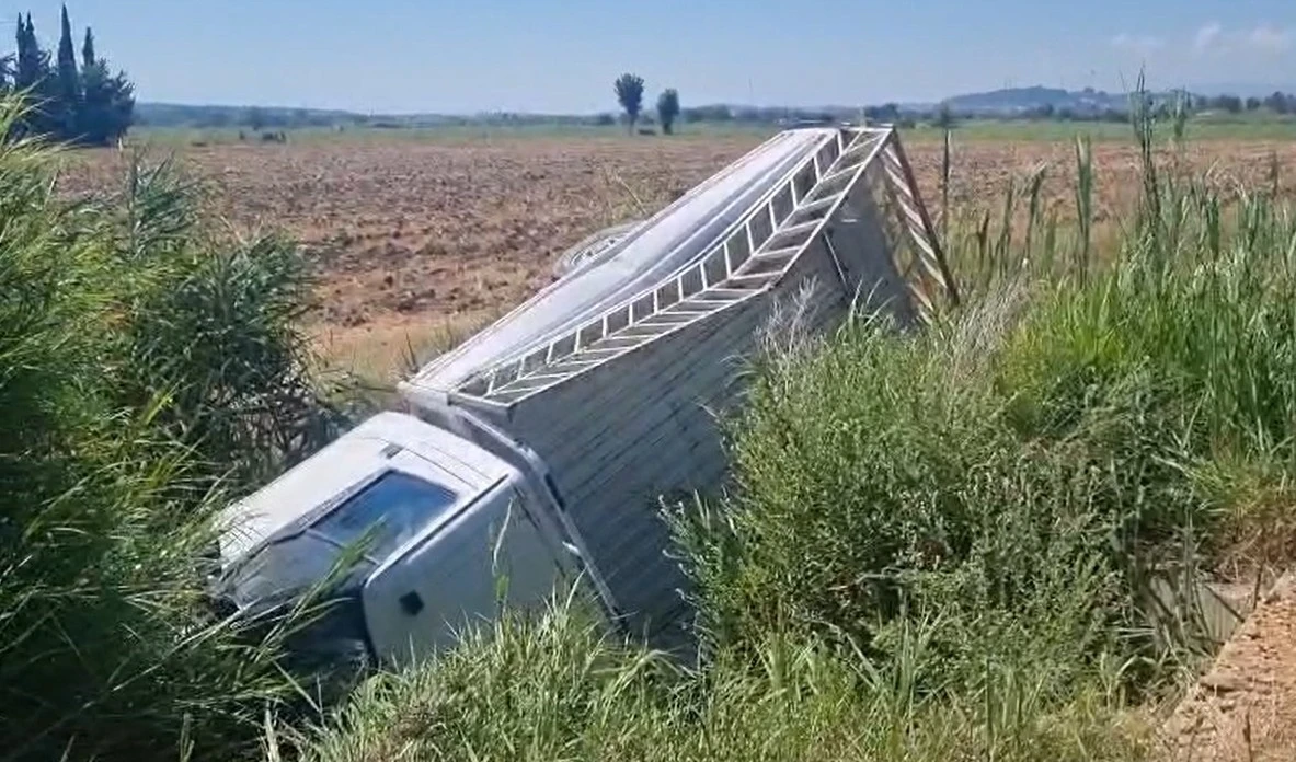 Sulama kanalına u&ccedil;an kamyonetteki 2 kişi yaralandı

