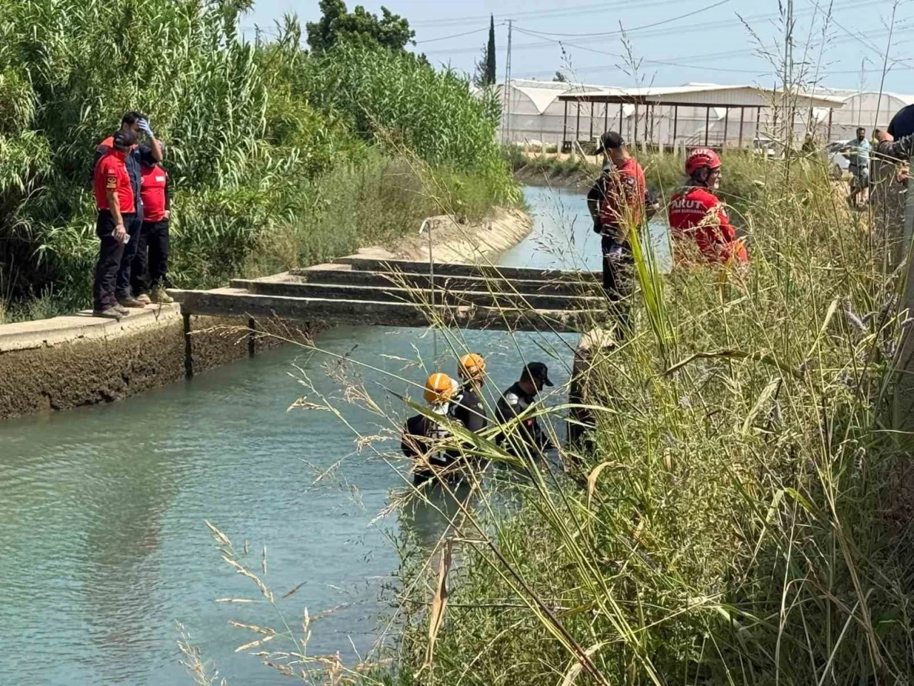 Sulama kanalında aranan sera iş&ccedil;isinden acı haber geldi, yakınları sinir krizi ge&ccedil;irdi
