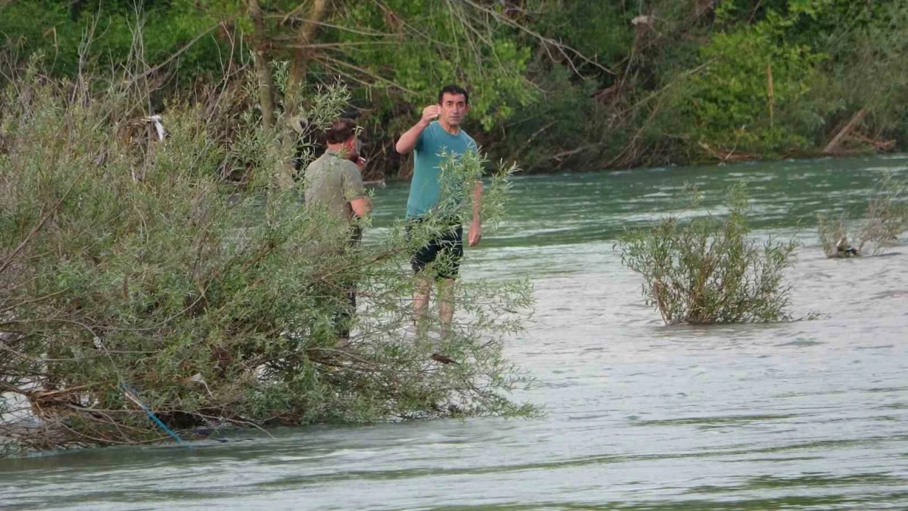 Suların yükseldiğini fark etmeyince ırmaktaki adacıkta mahsur kaldılar
