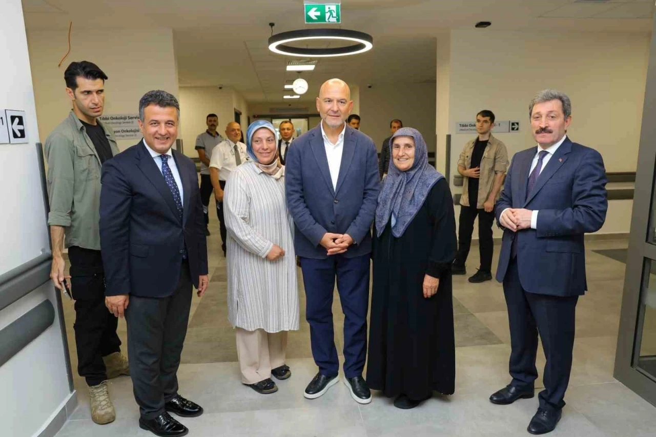 S&uuml;leyman Soylu, Samsun Şehir Hastanesi&rsquo;nde hastaları ziyaret etti
