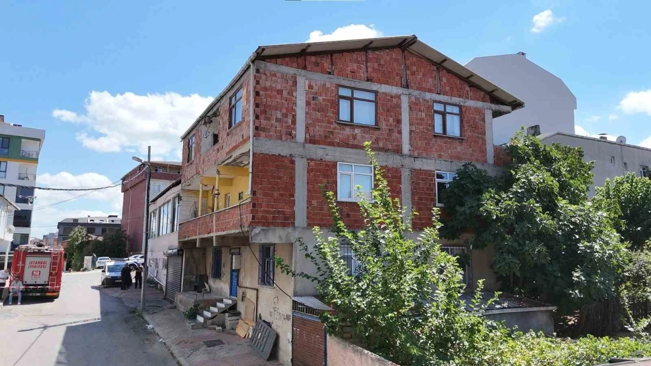 Sultanbeyli’de 3 katlı bina çökme riski nedeniyle boşaltıldı
