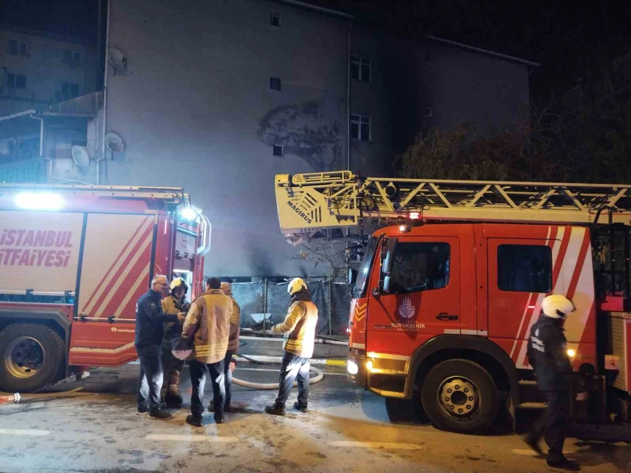 Sultanbeyli&rsquo;de boya kaporta d&uuml;kkanında yangın: 4 ara&ccedil; yandı
