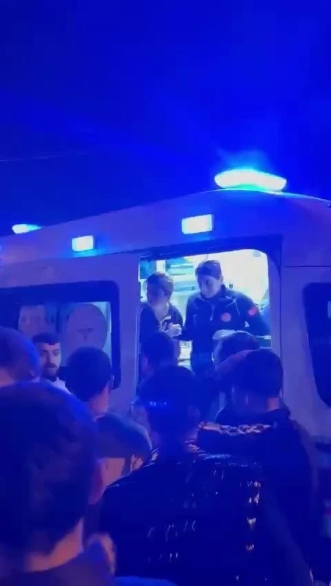 Sultanbeyli&rsquo;de iki ara&ccedil; kafa kafaya &ccedil;arpıştı: 1&rsquo;i ağır 4 yaralı
