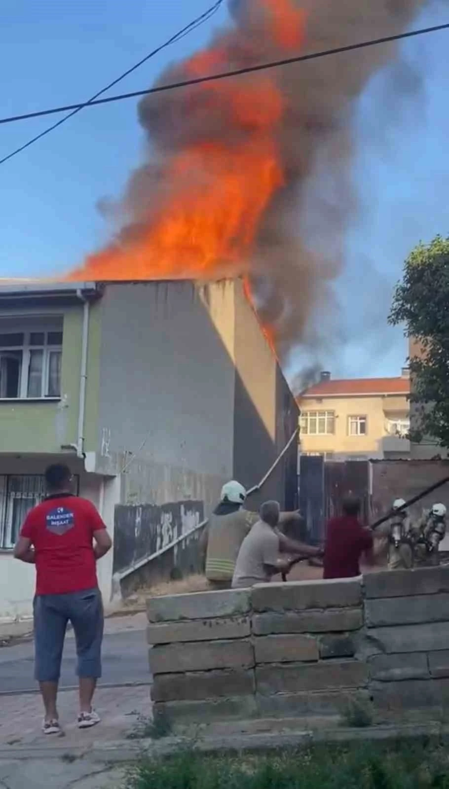 Sultanbeyli’de iki katlı binanın çatısı alevlere teslim oldu
