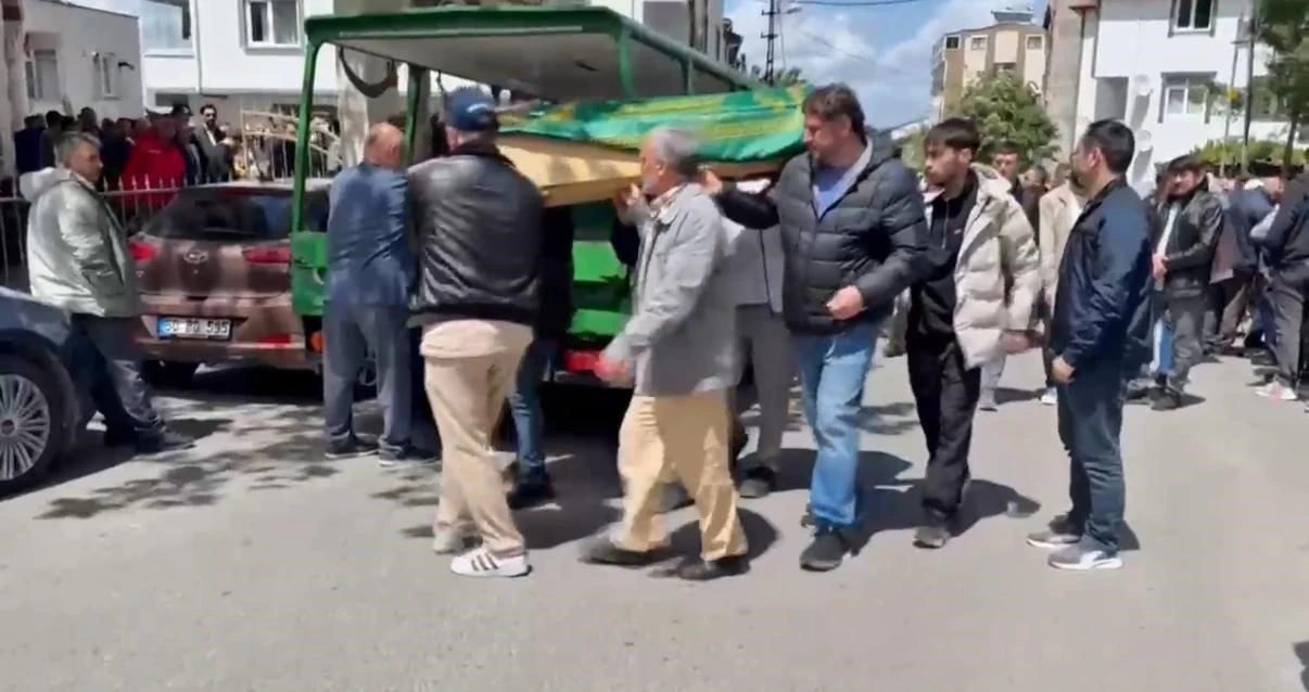 Sultanbeyli’de kazada hayatını kaybeden 4 yaşındaki Elif son yolculuğuna uğurlandı
