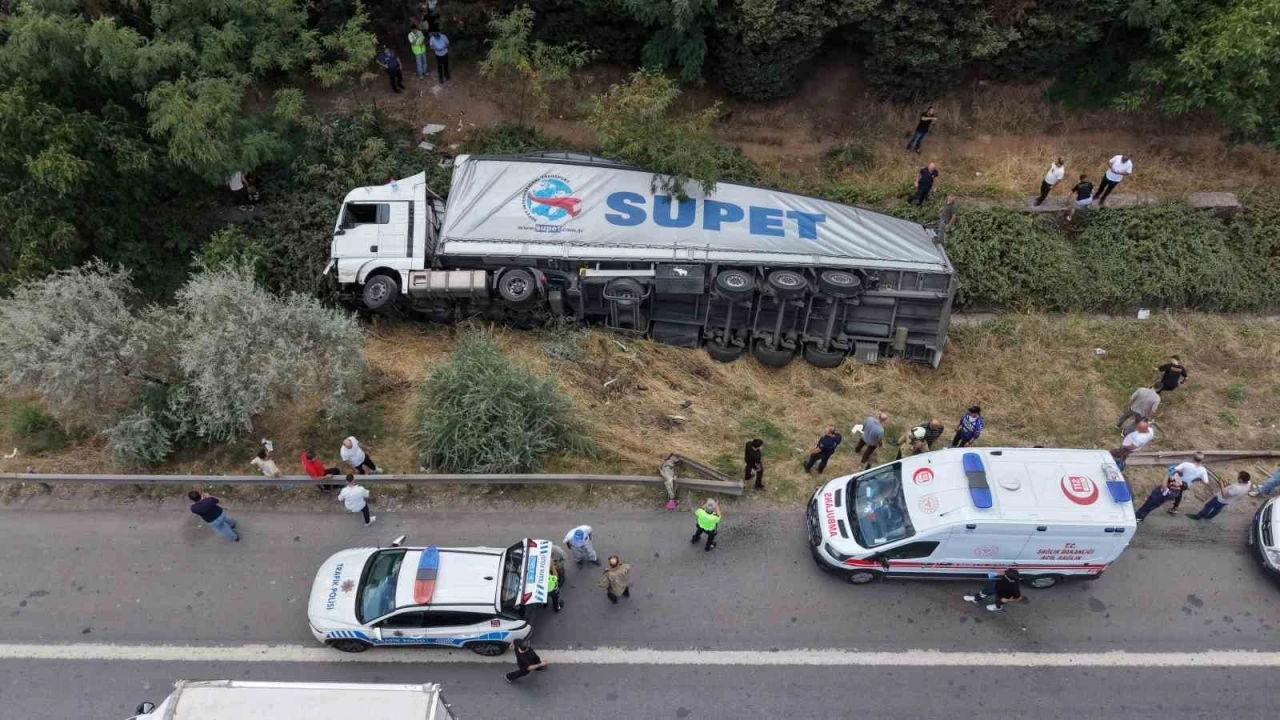 Sultanbeyli&rsquo;de tır devrildi: 1 yaralı
