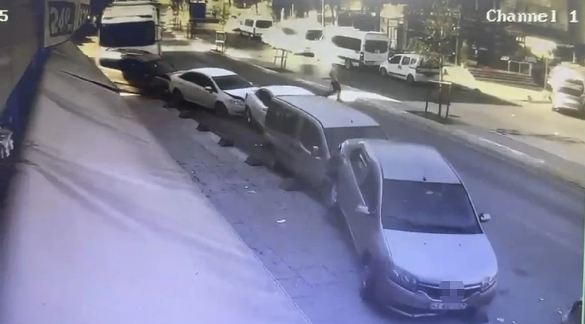 Sultanbeyli’de yokuş aşağı kayan tır, park halindeki 5 araca çarptı
