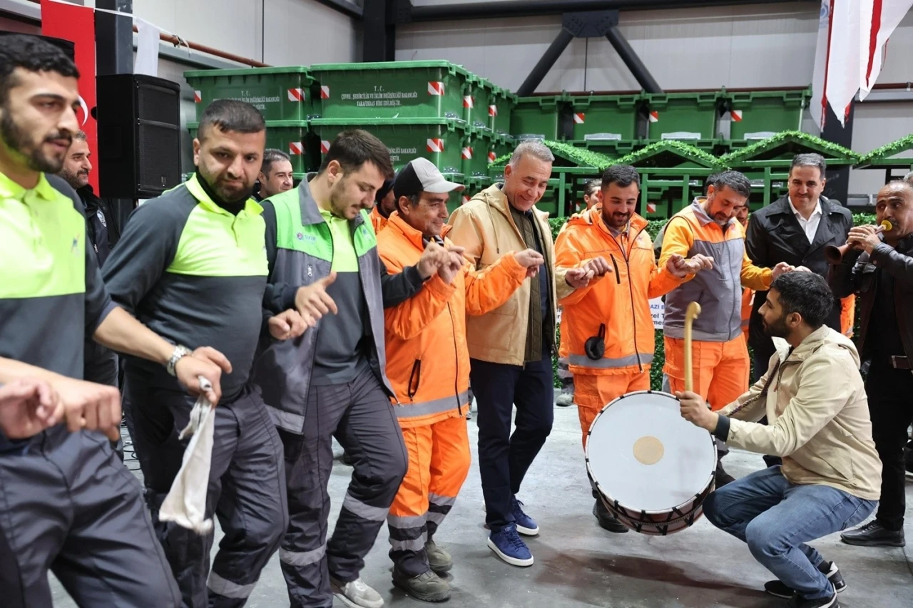 Sultangazi Belediye Başkanı Dursun işçilerle birlikte halay çekti
