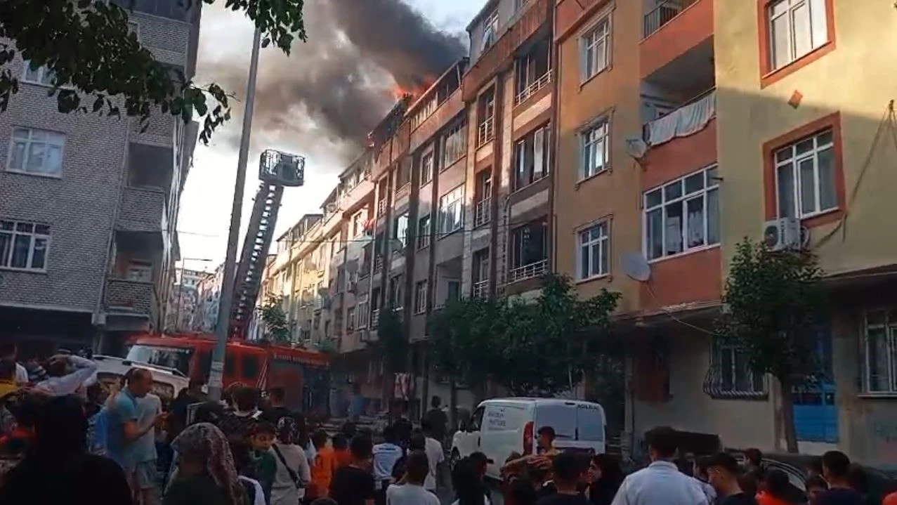 Sultangazi’de 4 katlı binanın çatısında yangın çıktı, alevler yan binalara sıçradı
