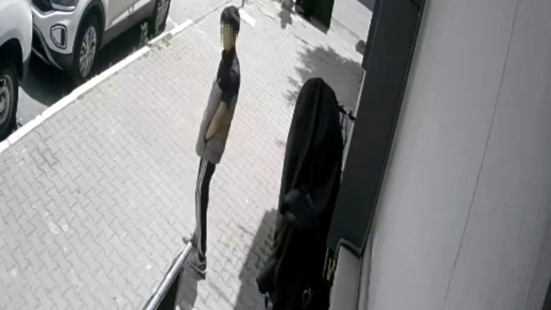 Sultangazi’de bisikleti böyle çaldı, hırsız rahat tavırlarıyla &quot;pes&quot; dedirtti
