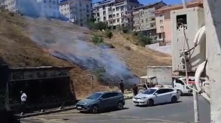 Sultangazi’de boş arazide çıkan yangın paniğe neden oldu
