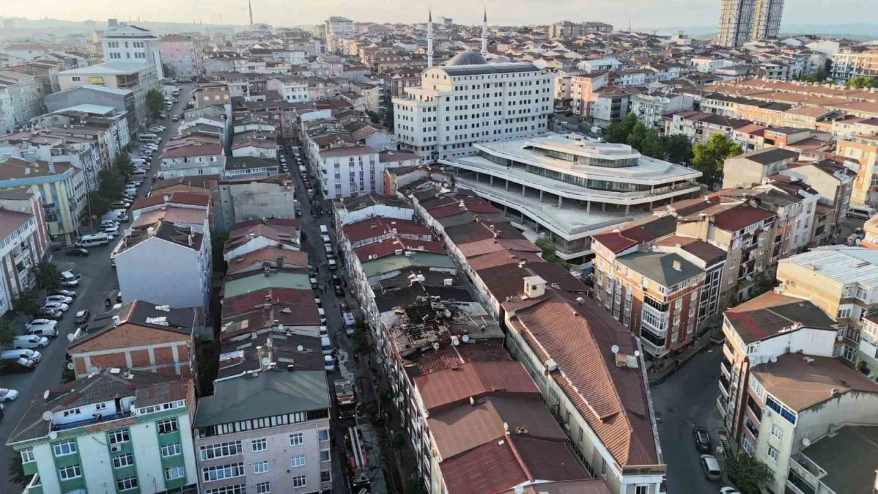 Sultangazi’de çatı yangını yan binalara sıçradı: Yanan çatılar dronla görüntülendi
